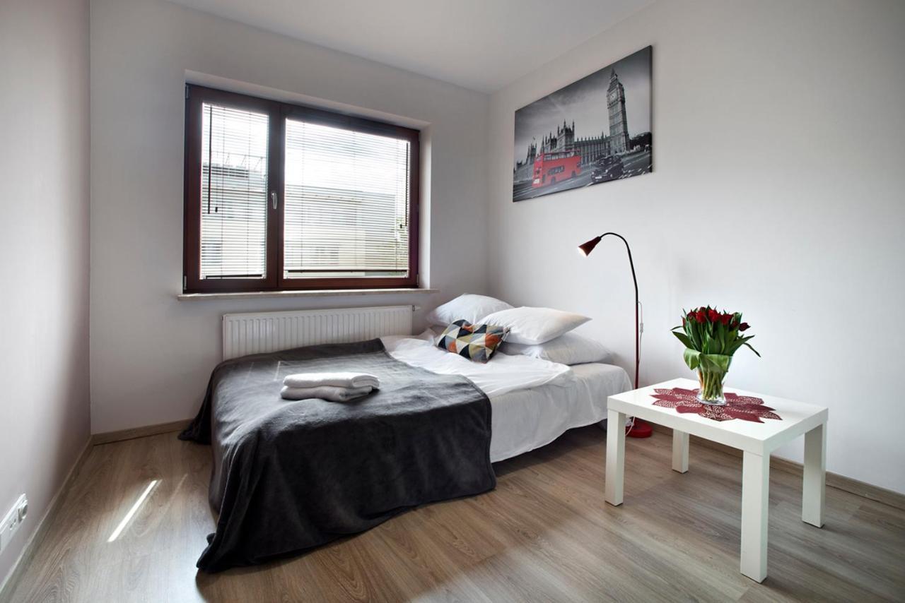Airport Okecie Klobucka P&O Serviced Apartments Warschau Buitenkant foto